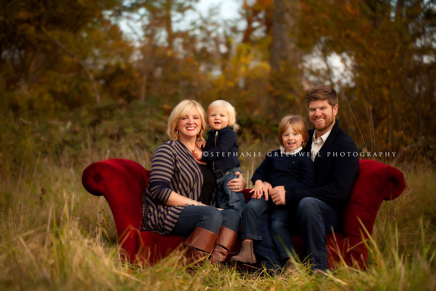 fall family mini red couch julie jerrad cude southeast missouri family photographer stephanie greenwell