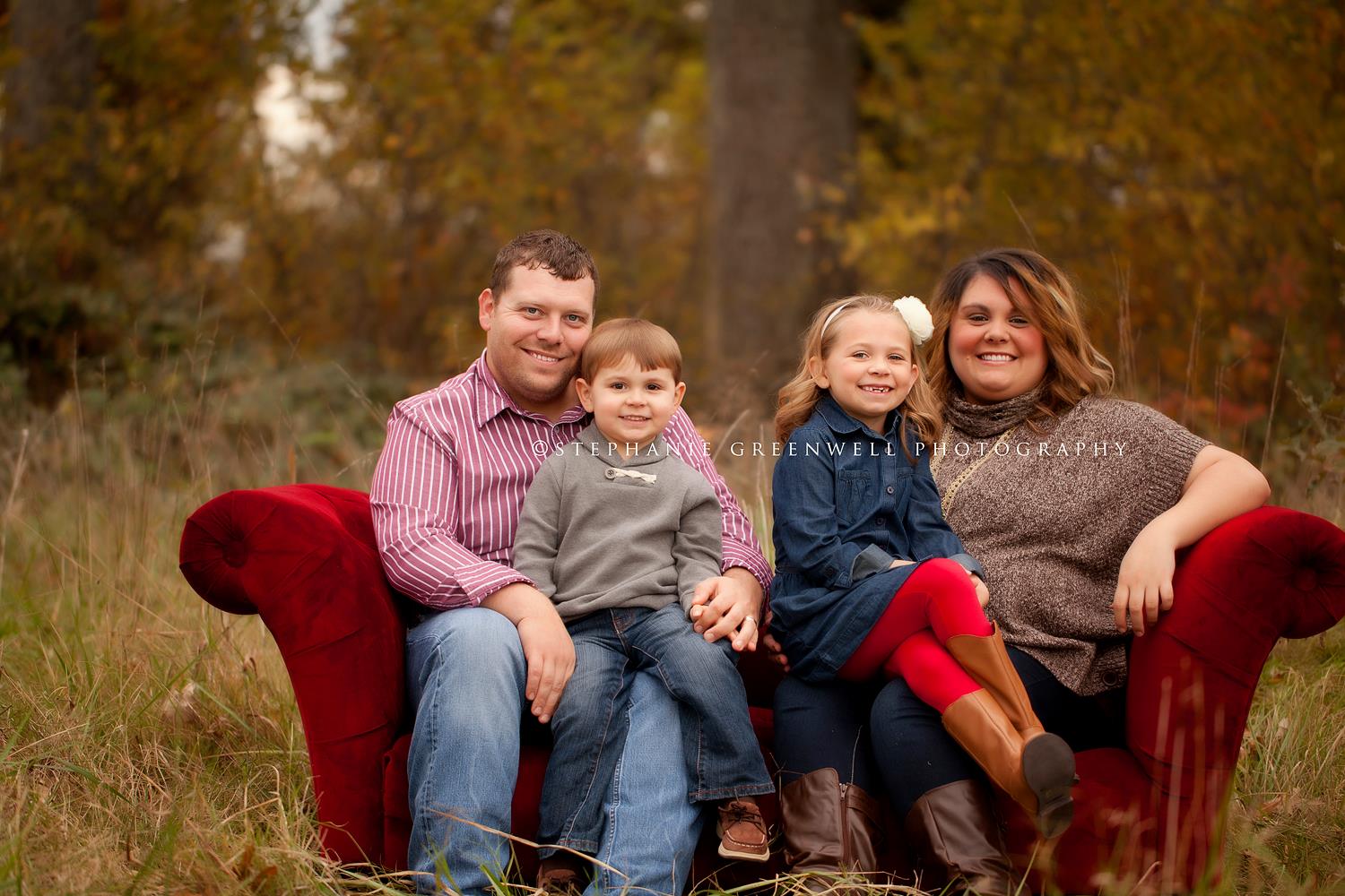 fall family mini red couch ashley derek jackson southeast missouri family photographer stephanie greenwell