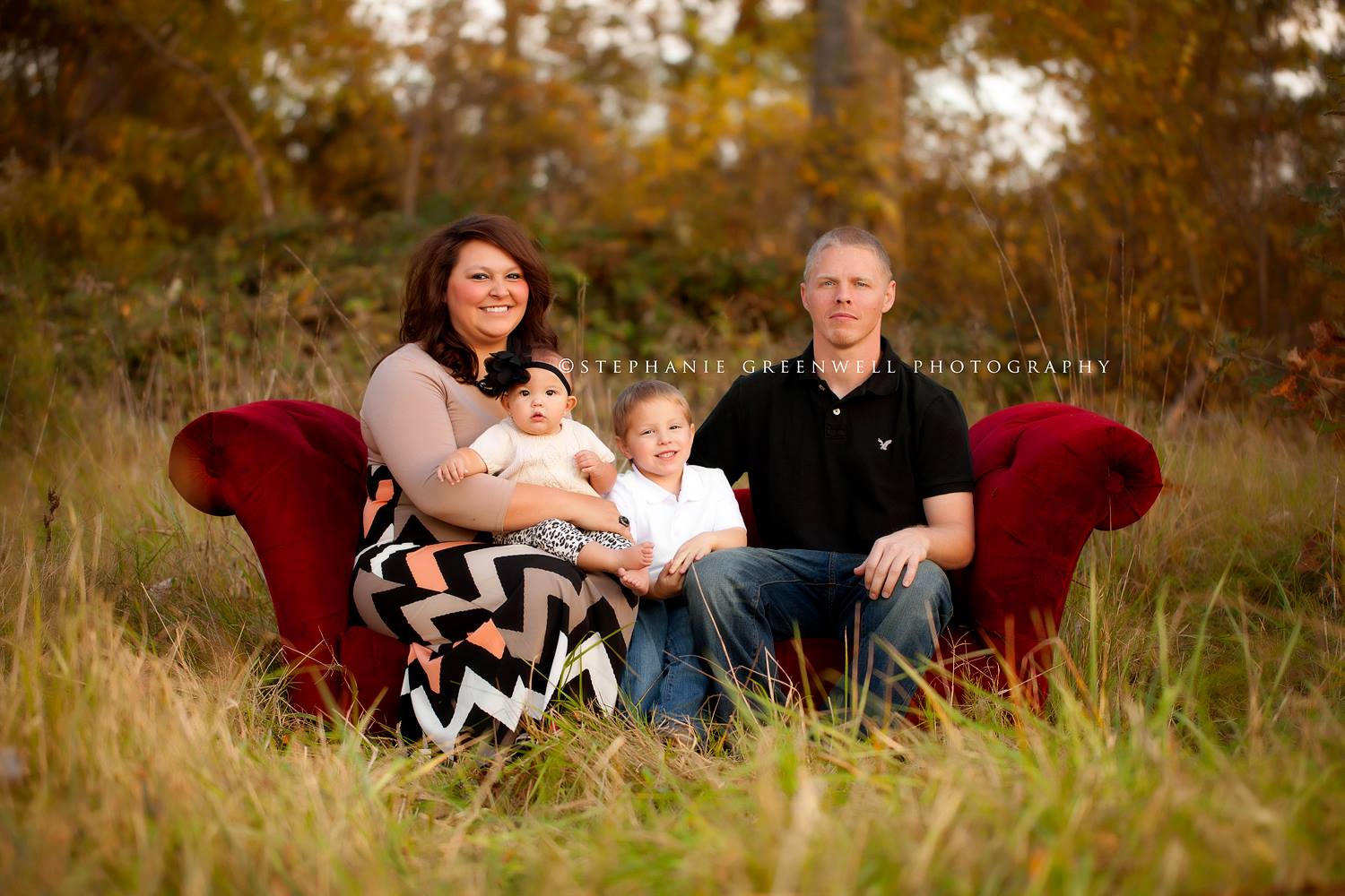 fall family mini red couch brooke tim grissom southeast missouri family photographer stephanie greenwell