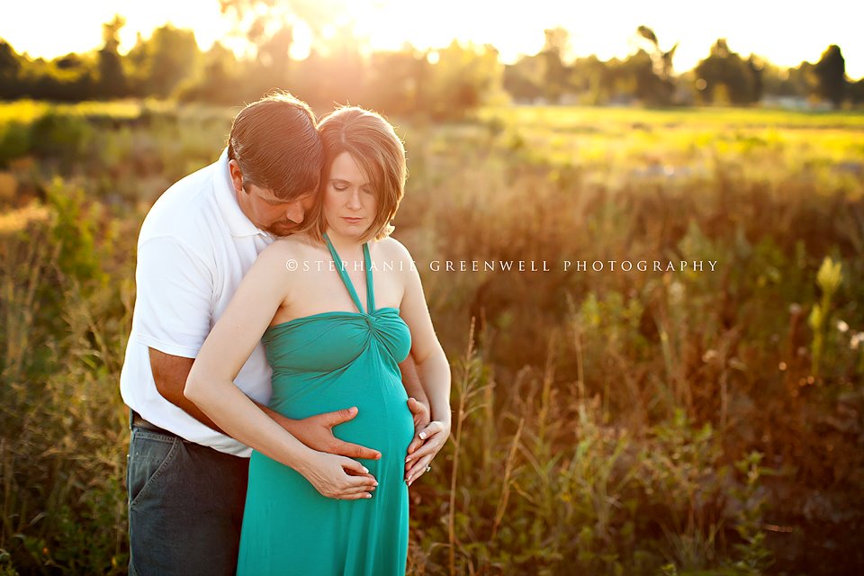 maternity baby belly couple field pregnancy stephanie greenwell photography hayti