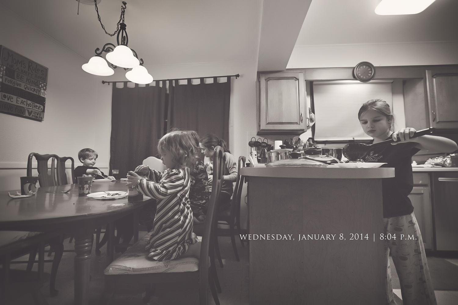 photo a day lifestyle project kids eating meal kitchen southeast missouri photographer stephanie greenwell