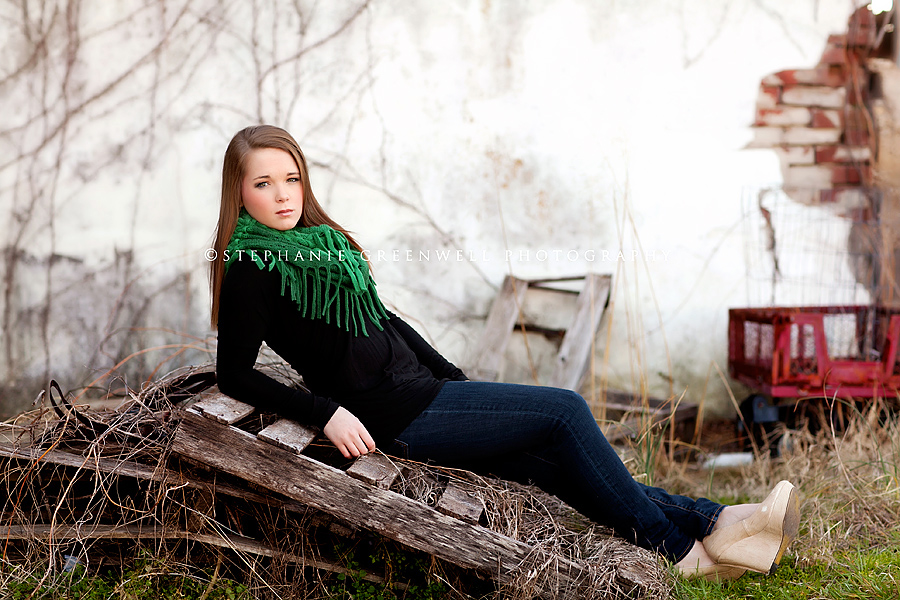 senior girl urban building pallet style southeast missouri photographer stephanie greenwell